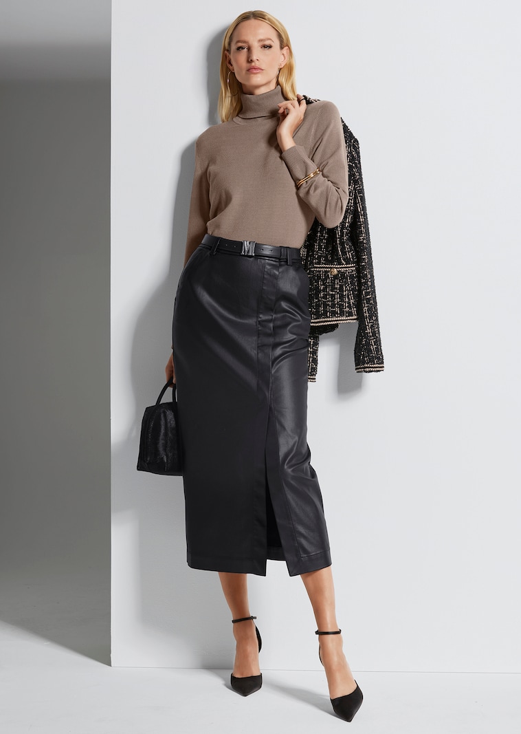 Figurnaher Feinstrickpullover