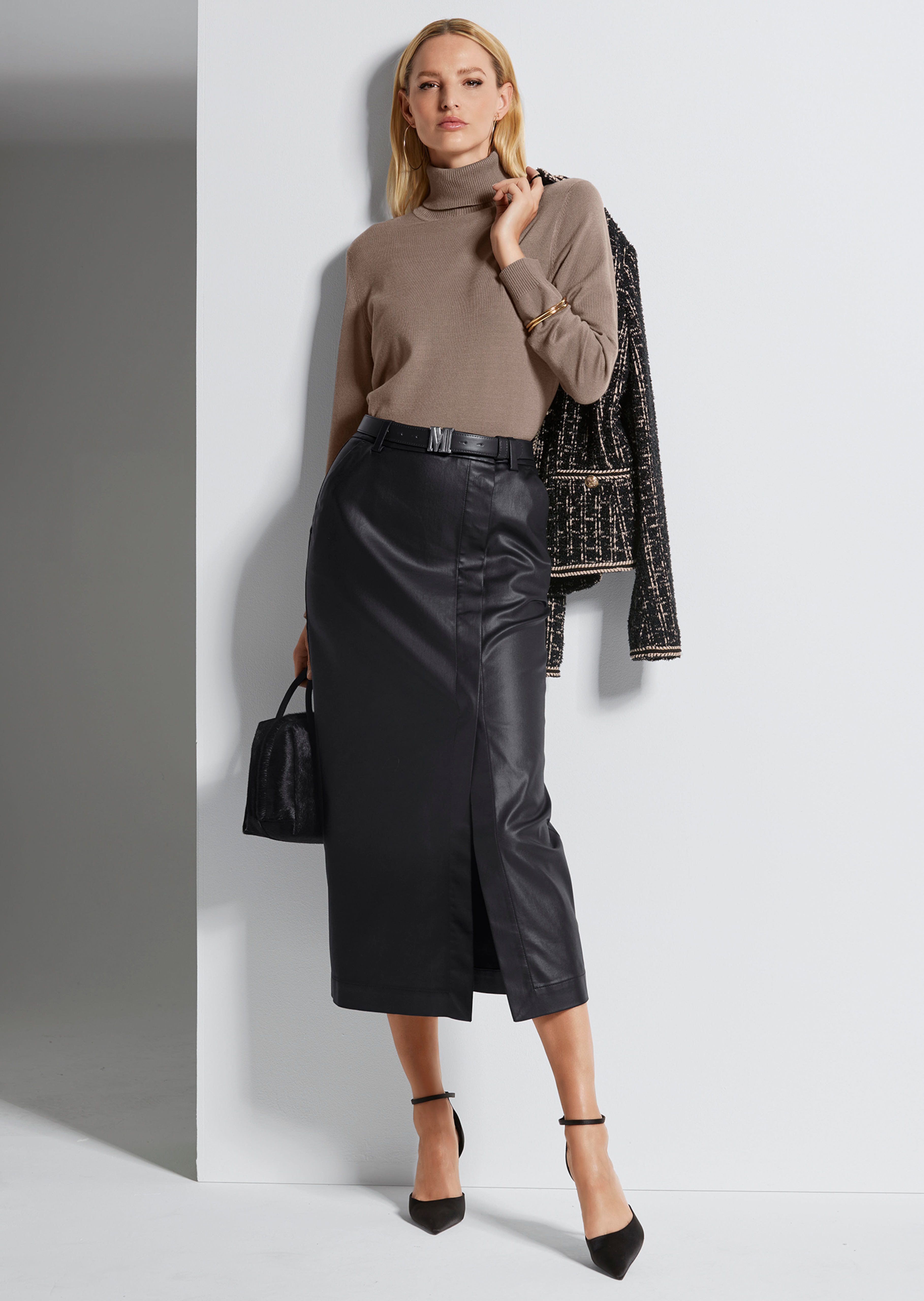 Figurnaher Feinstrickpullover