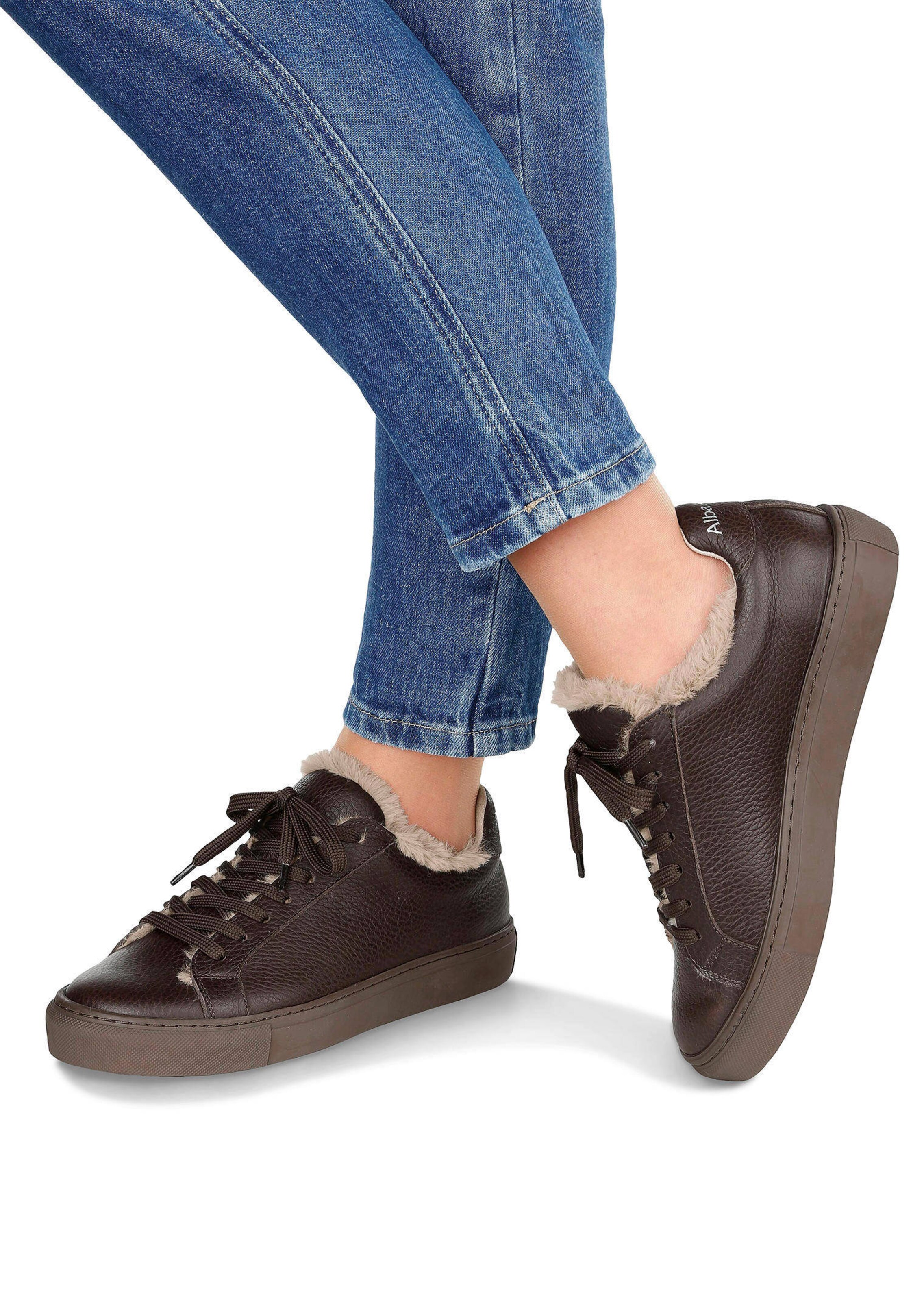 Sneaker mit modischem Fellimitatbesatz in schwarz MADELEINE Mode