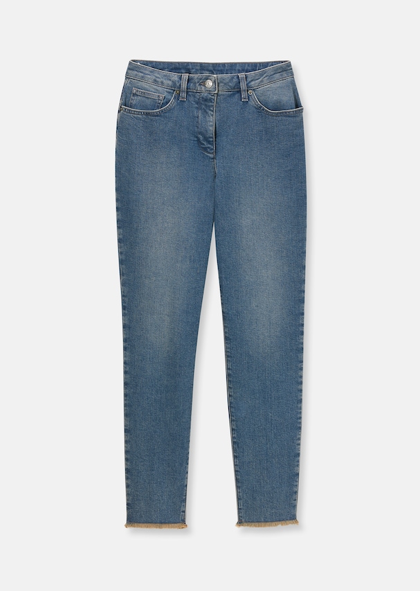 Jeans with fine fringing at the bottom of the legs 5