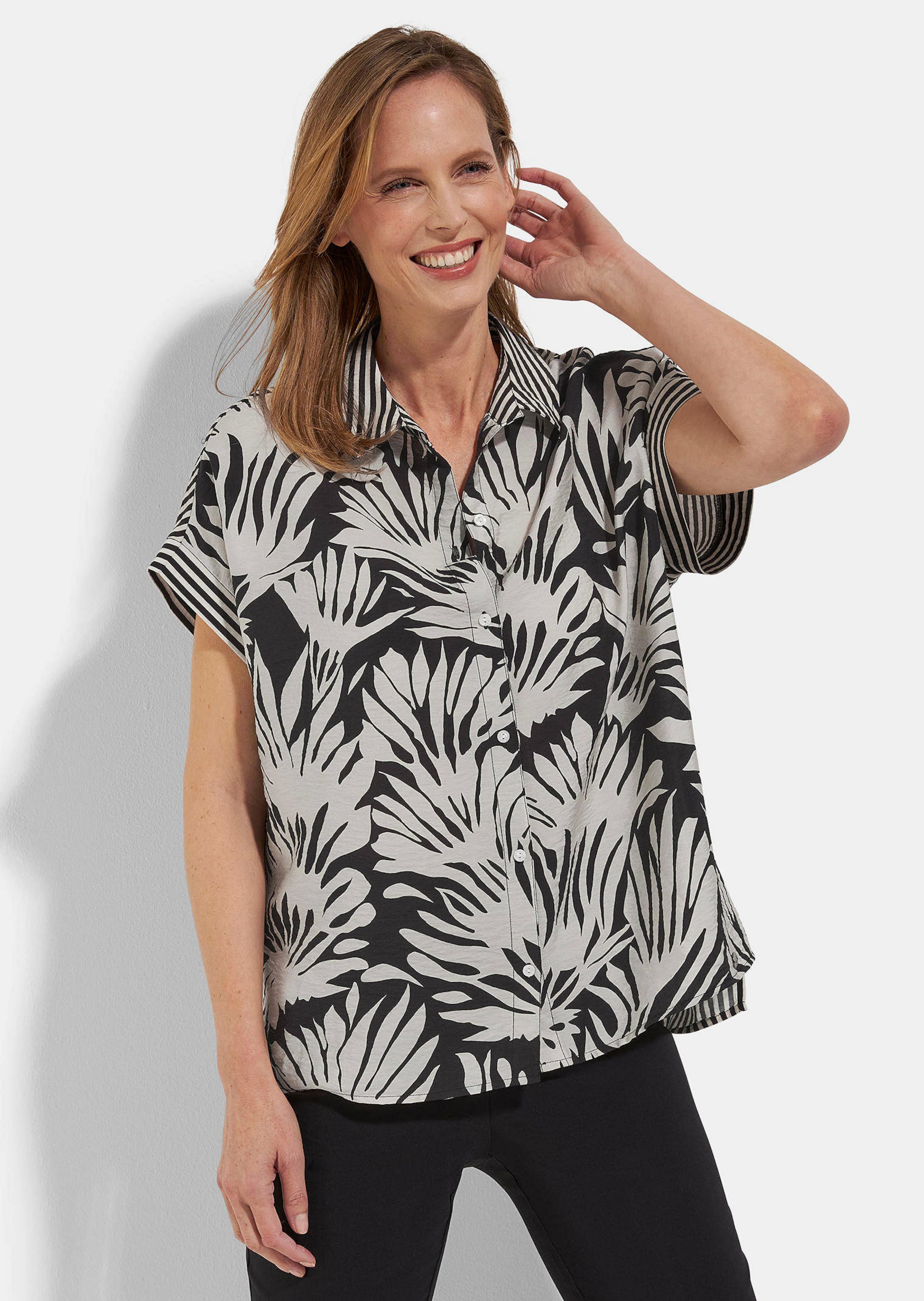 Kurzärmelige Bluse im Mustermix