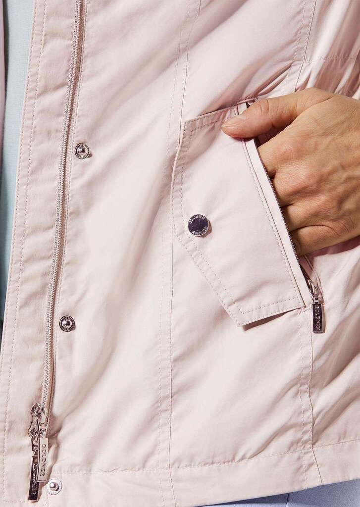 Leichte Jacke in glänzender Optik
