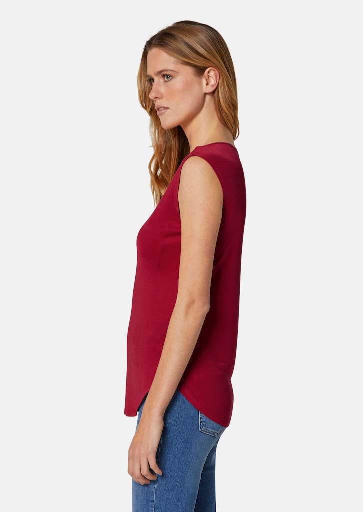 Sleeveless shirt with V-neck 3