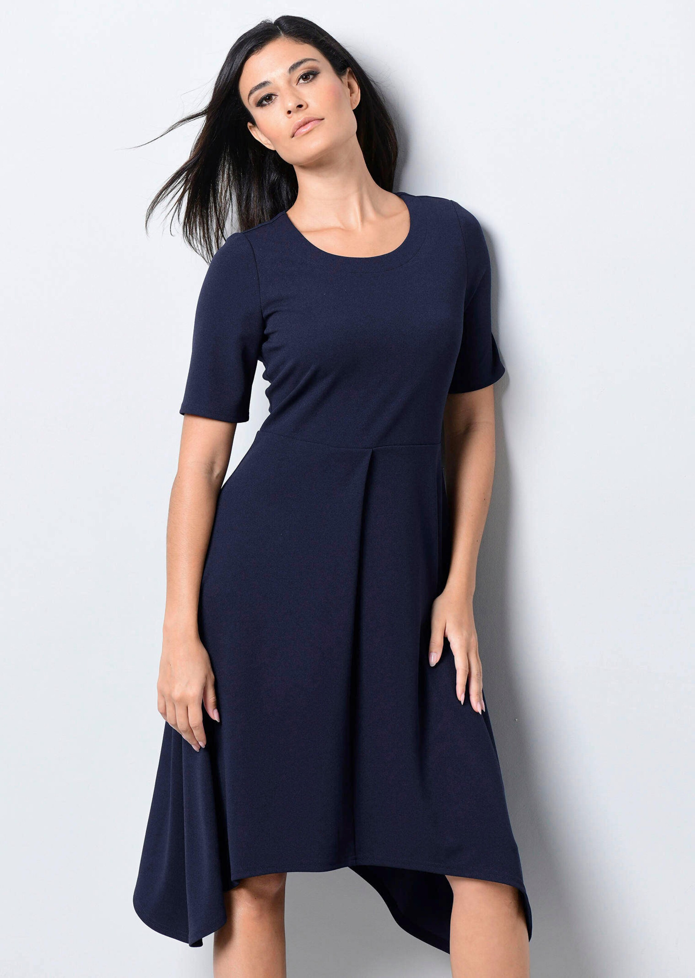 Kleid mit asymmetrischem Saum