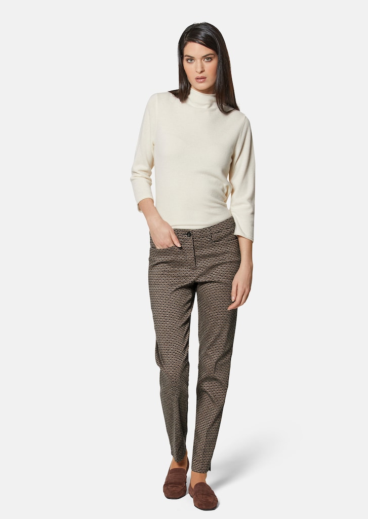 Slim-fit stretch trousers with creases 1