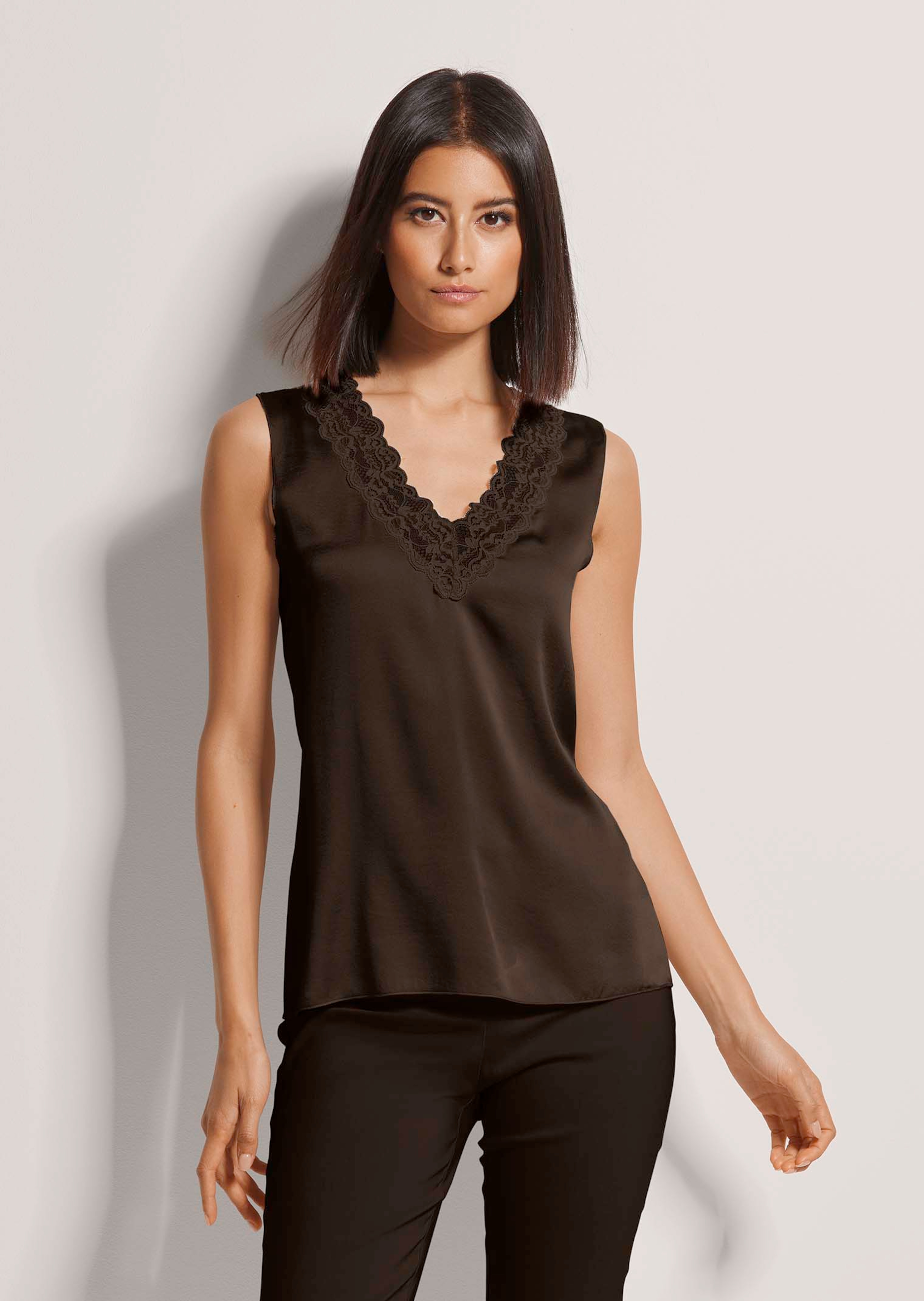 Lingerie-Top mit V-Ausschnitt und edler Spitze