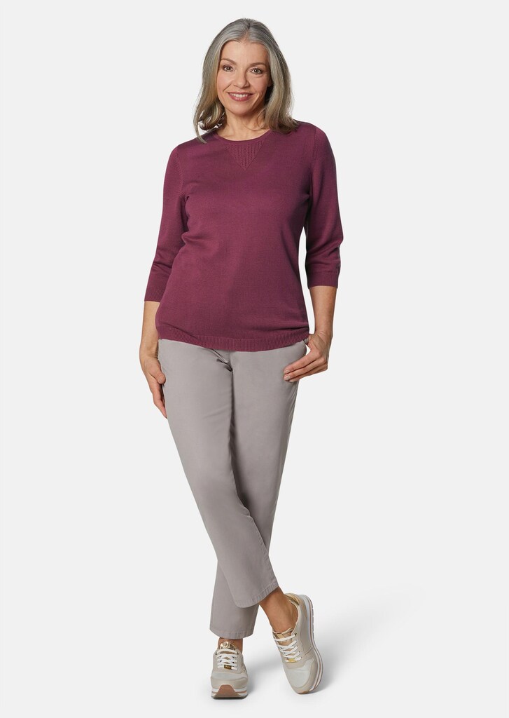 Sommerlicher Strickpullover mit Ajourmuster