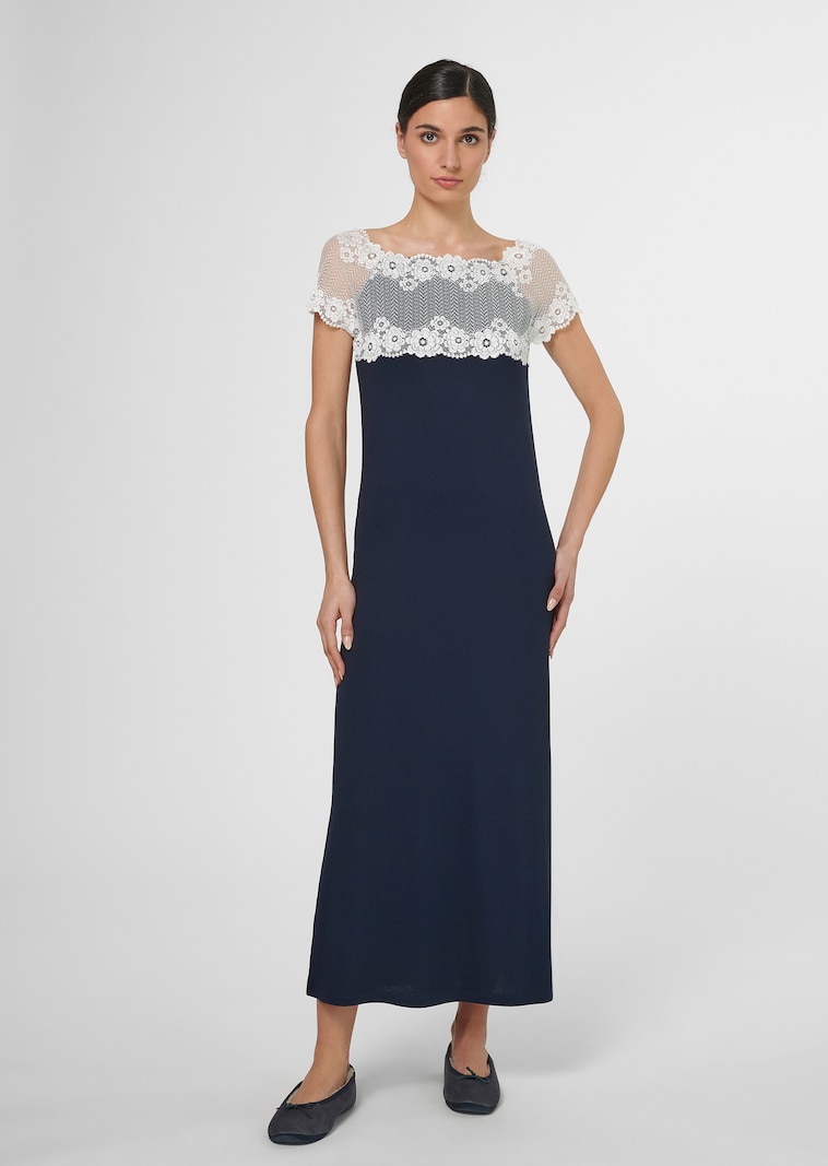 Nightdress with elegant lace trim