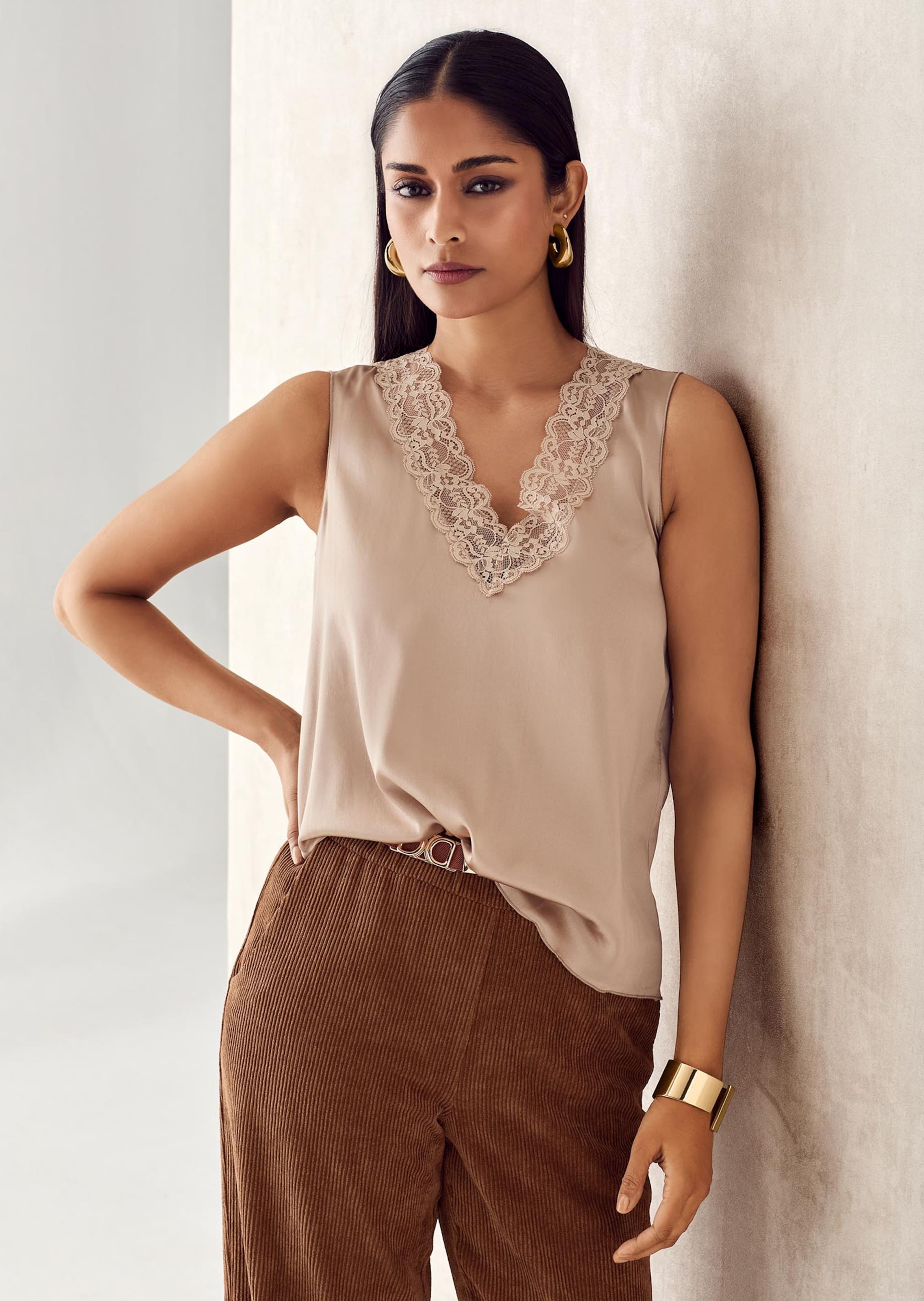 Lingerie-Top mit V-Ausschnitt und edler Spitze