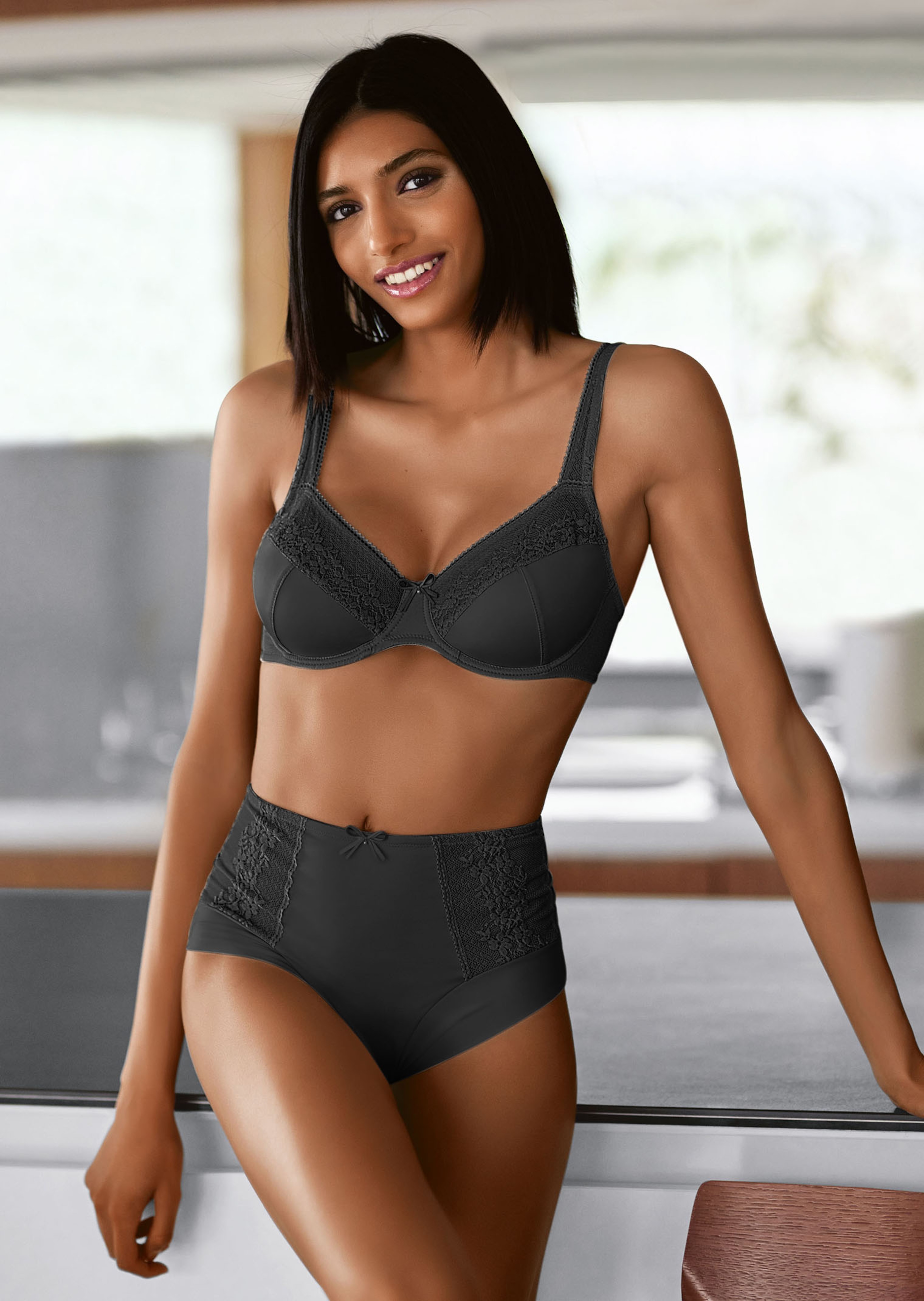 Underwired bra with elegant lace