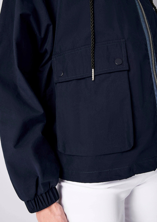 Jacke mit aufgesetzten Taschen vorne 4