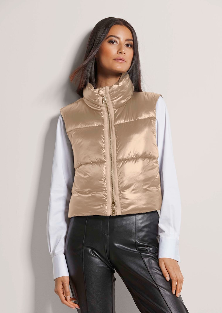 Verkorte gewatteerde bodywarmer met metallic look