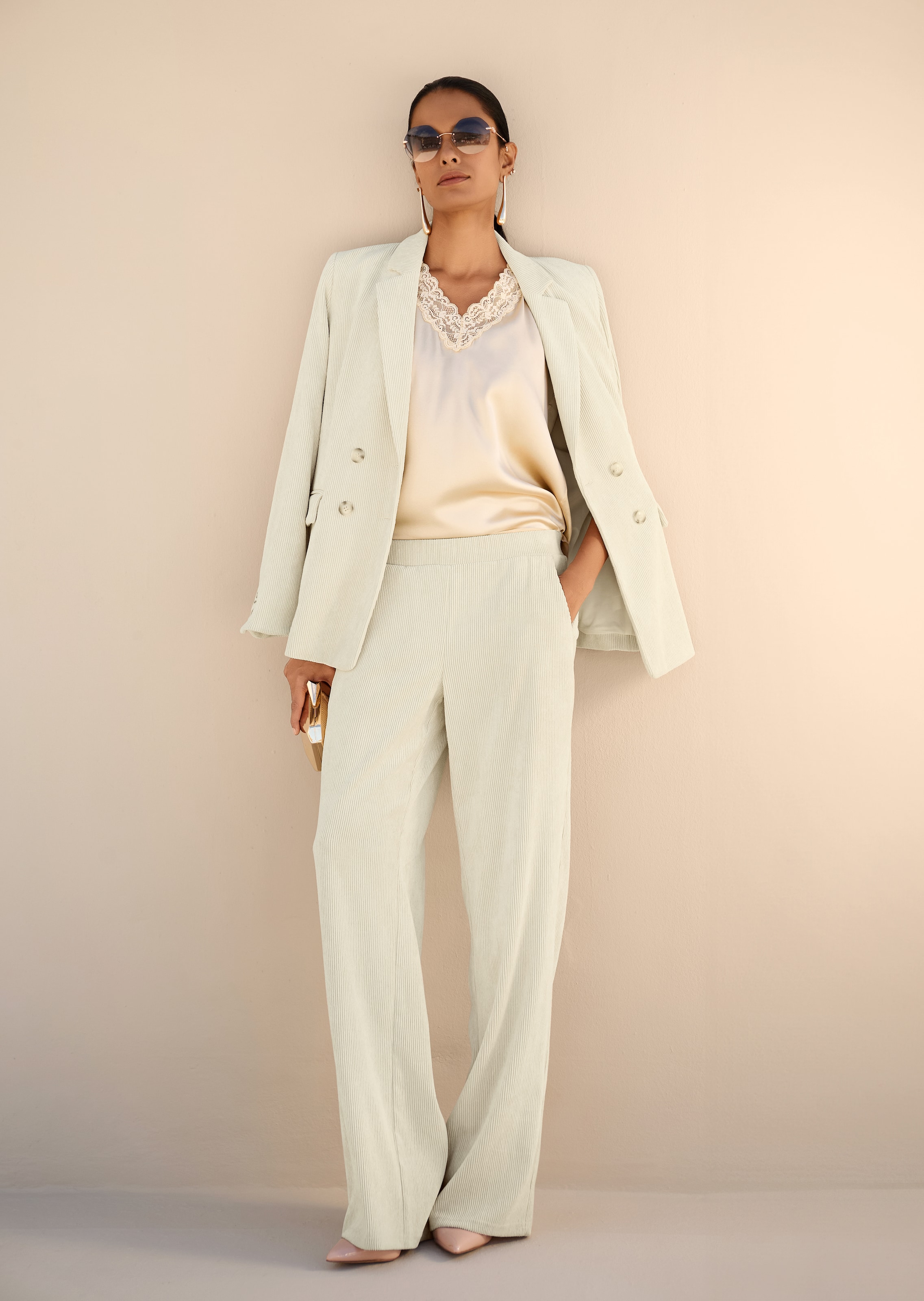 Weite Cordhose zum Schlüpfen