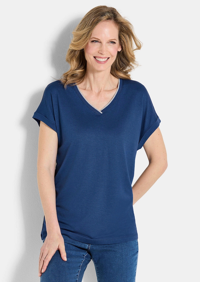 Shirt mit glänzender Ausschnittblende