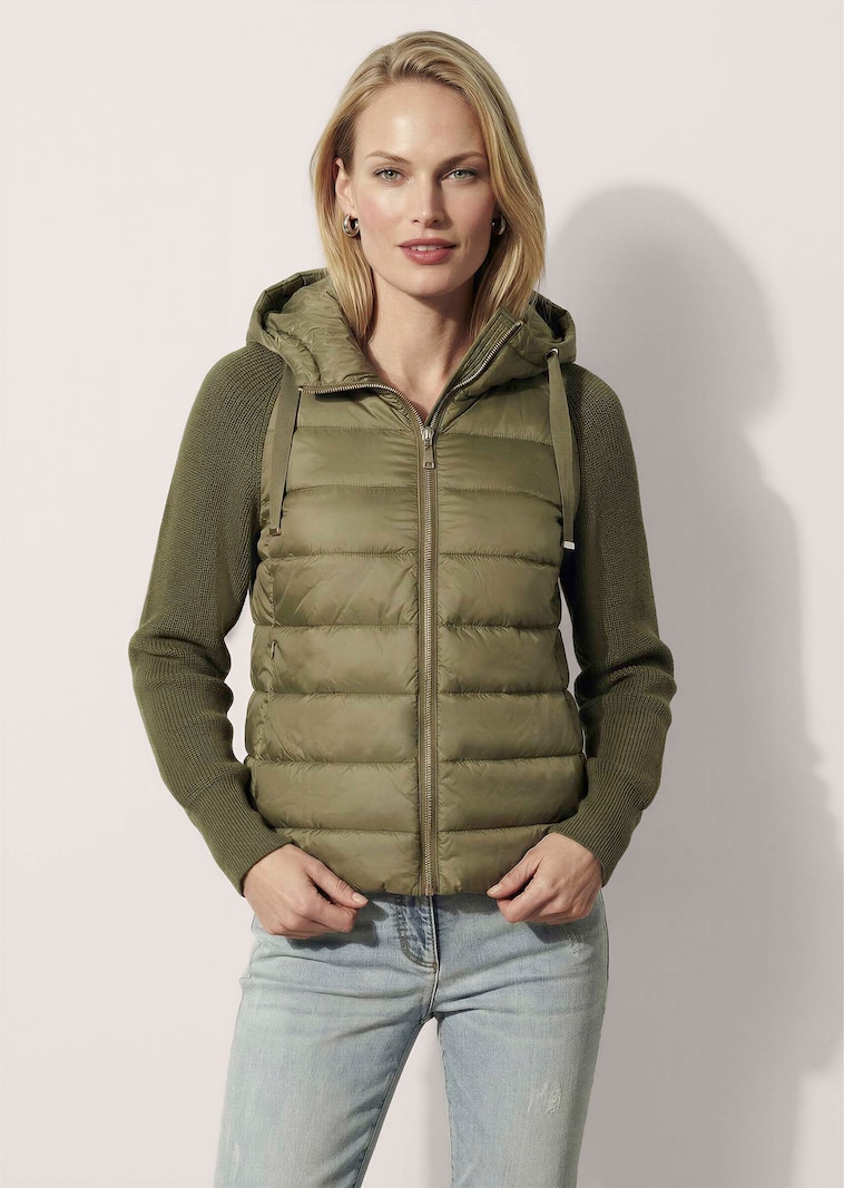 Steppjacke mit Strickärmeln und Kapuze