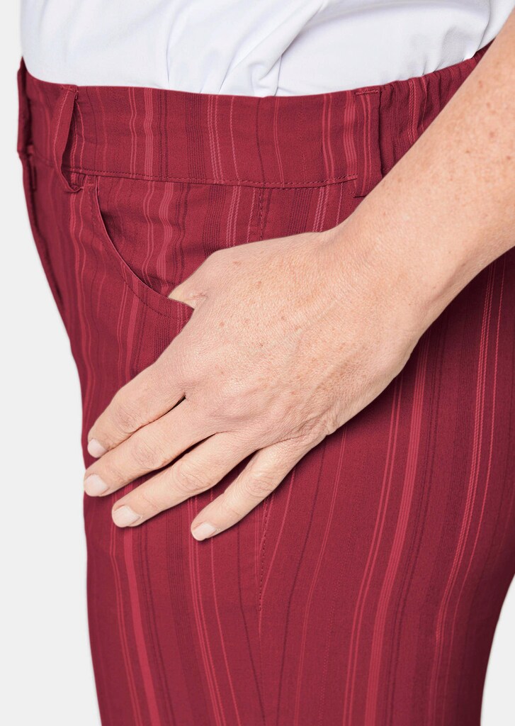 Sportliche Strukturhose in elastischer Ware
