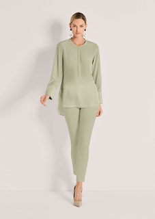 Lange Seidenbluse in kragenloser Form thumbnail 2