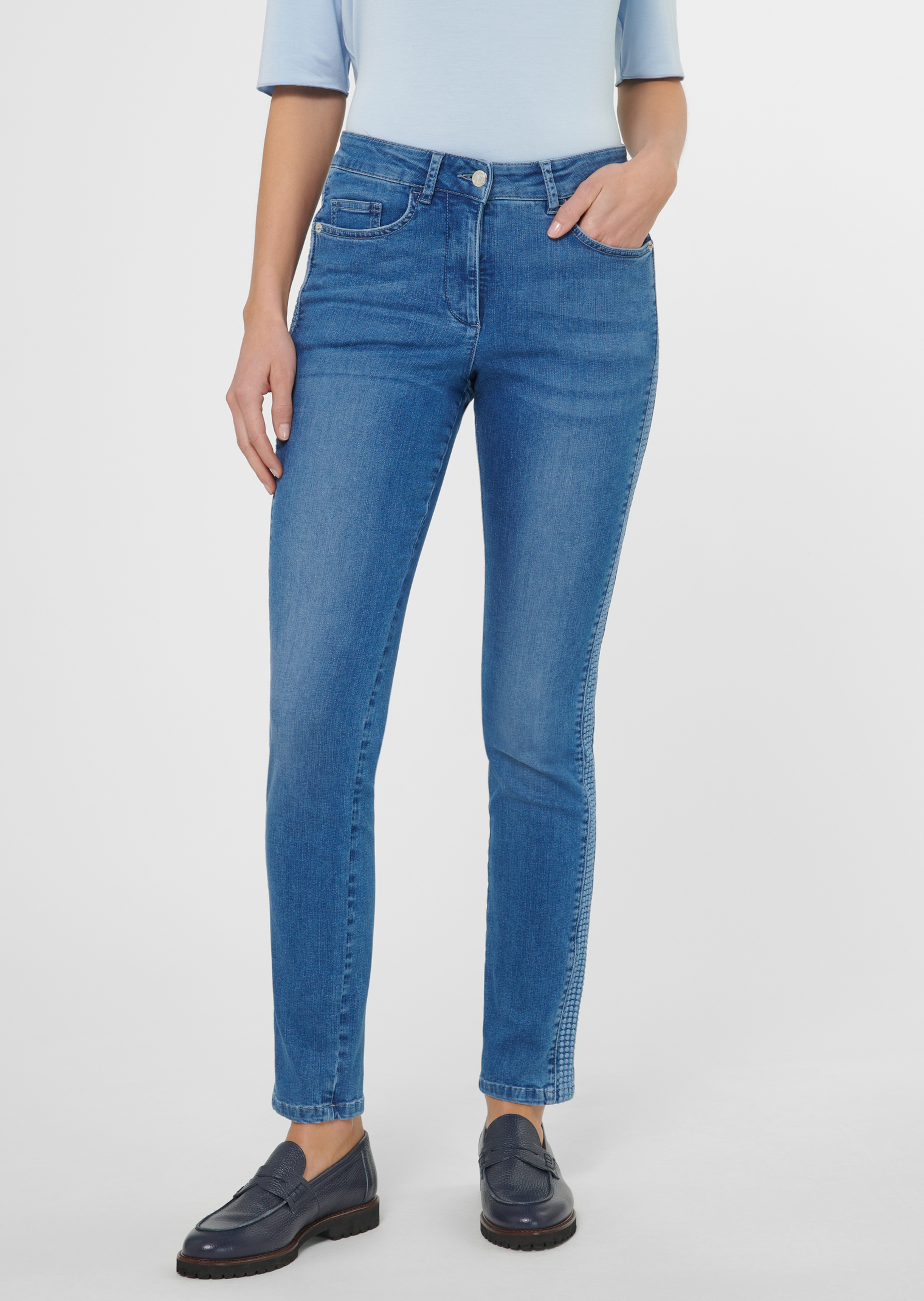 Schlanke Stretch-Jeans mit seitlicher Dekoration