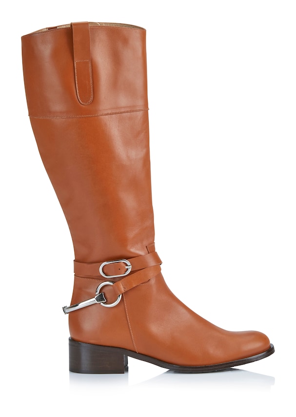 Leather boots with decorative clasps 3