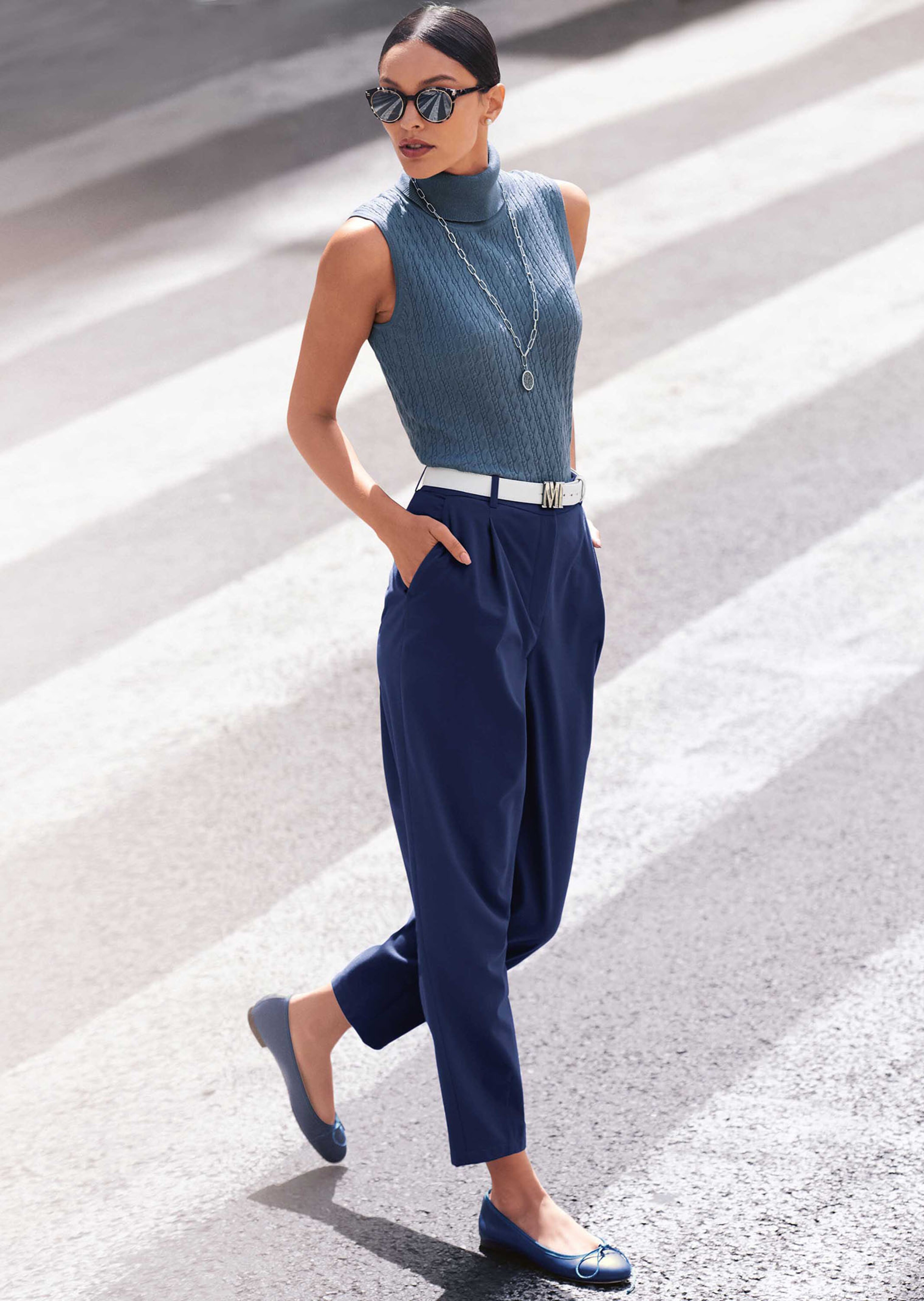 Ärmelloser Rollkragenpullover mit Zopfmuster