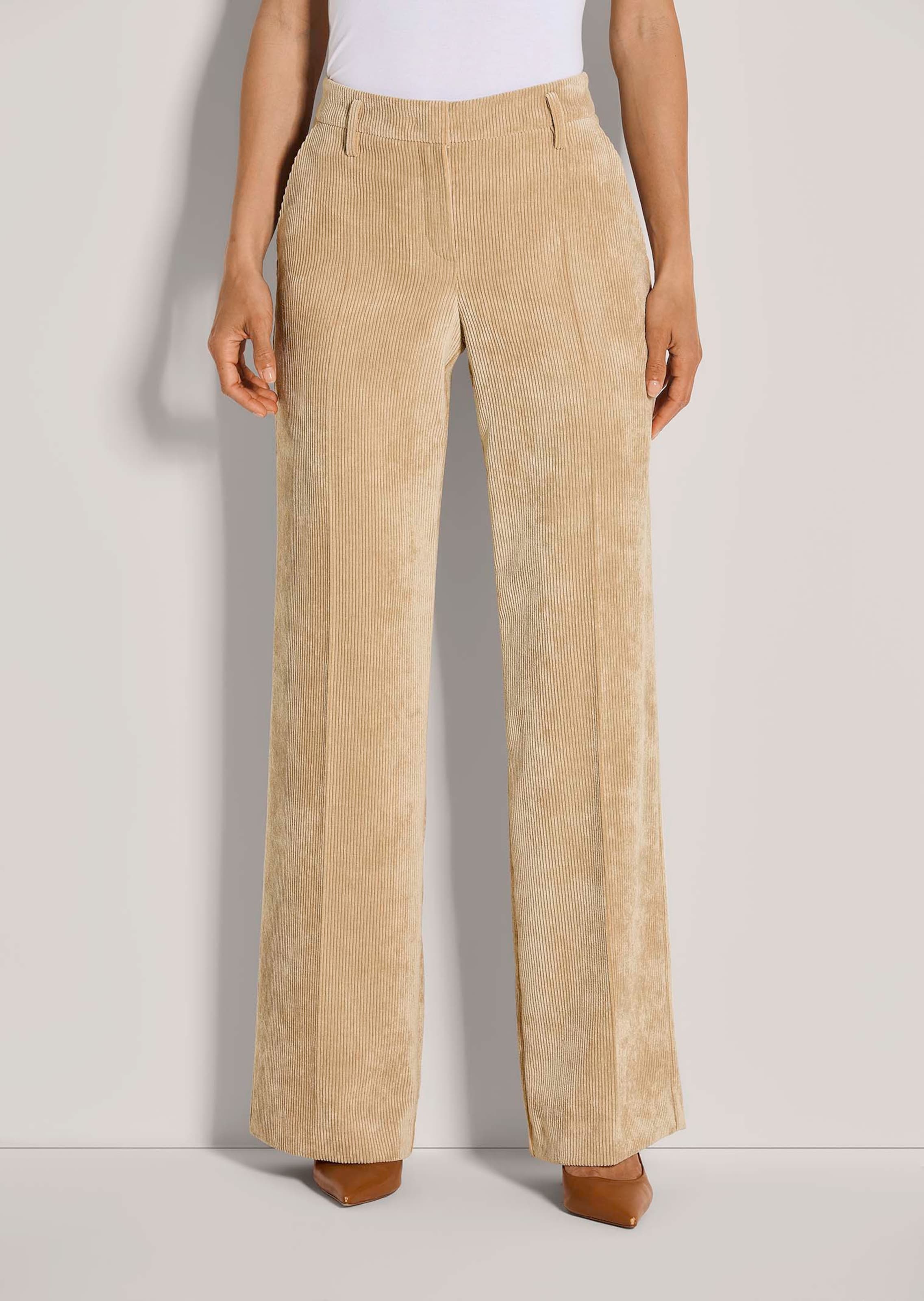 Weite Cordhose mit Bügelfalten