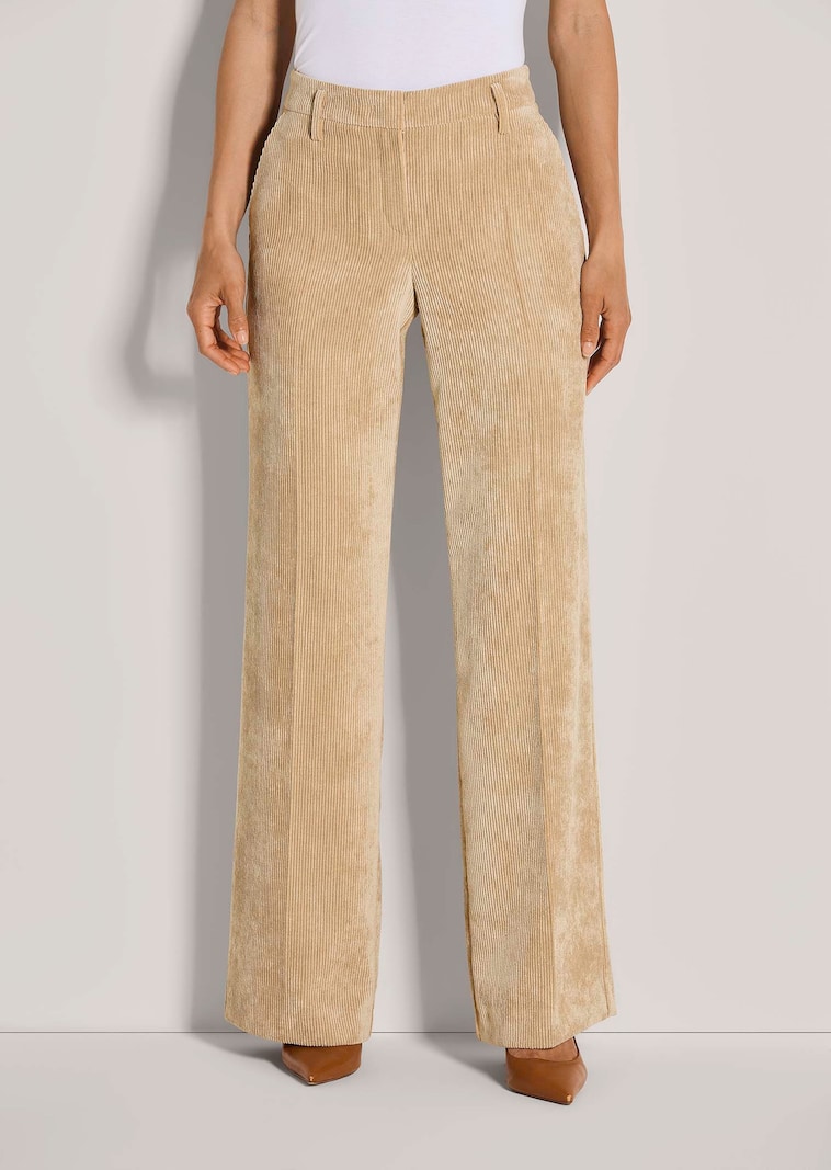 Weite Cordhose mit Bügelfalten