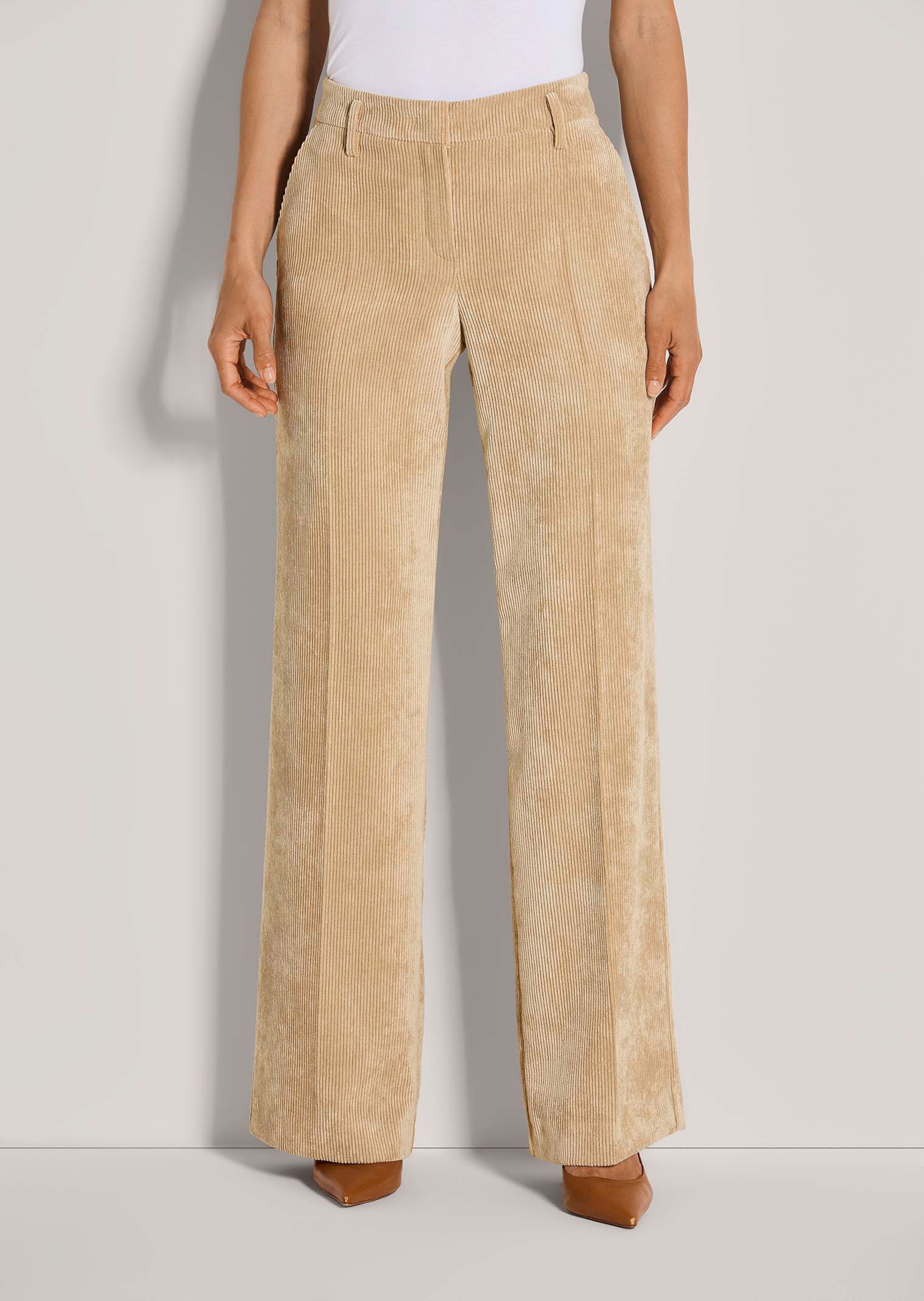 Weite Cordhose mit Bügelfalten