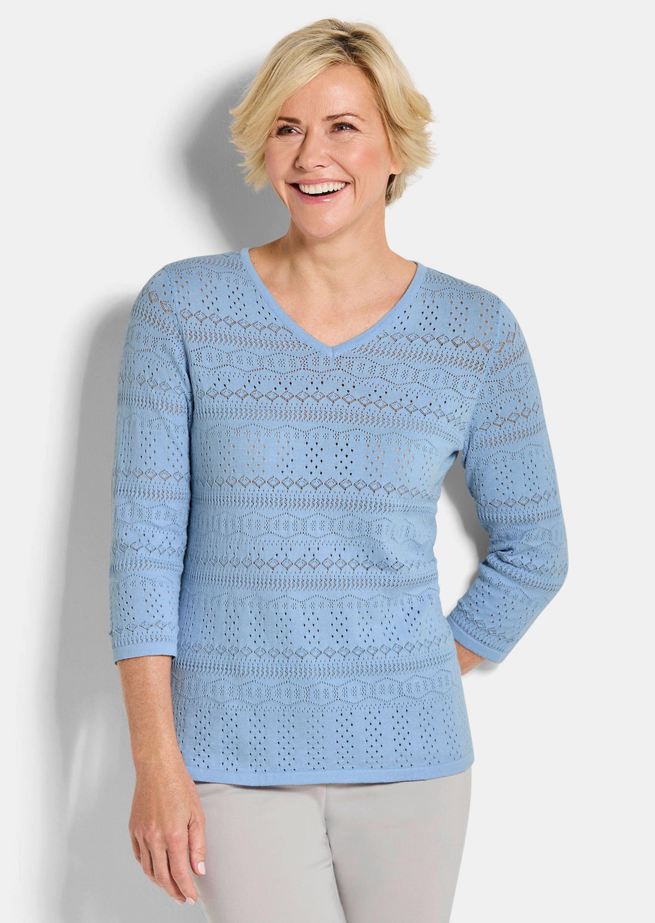 Leichter Strickpullover mit Ajourmuster
