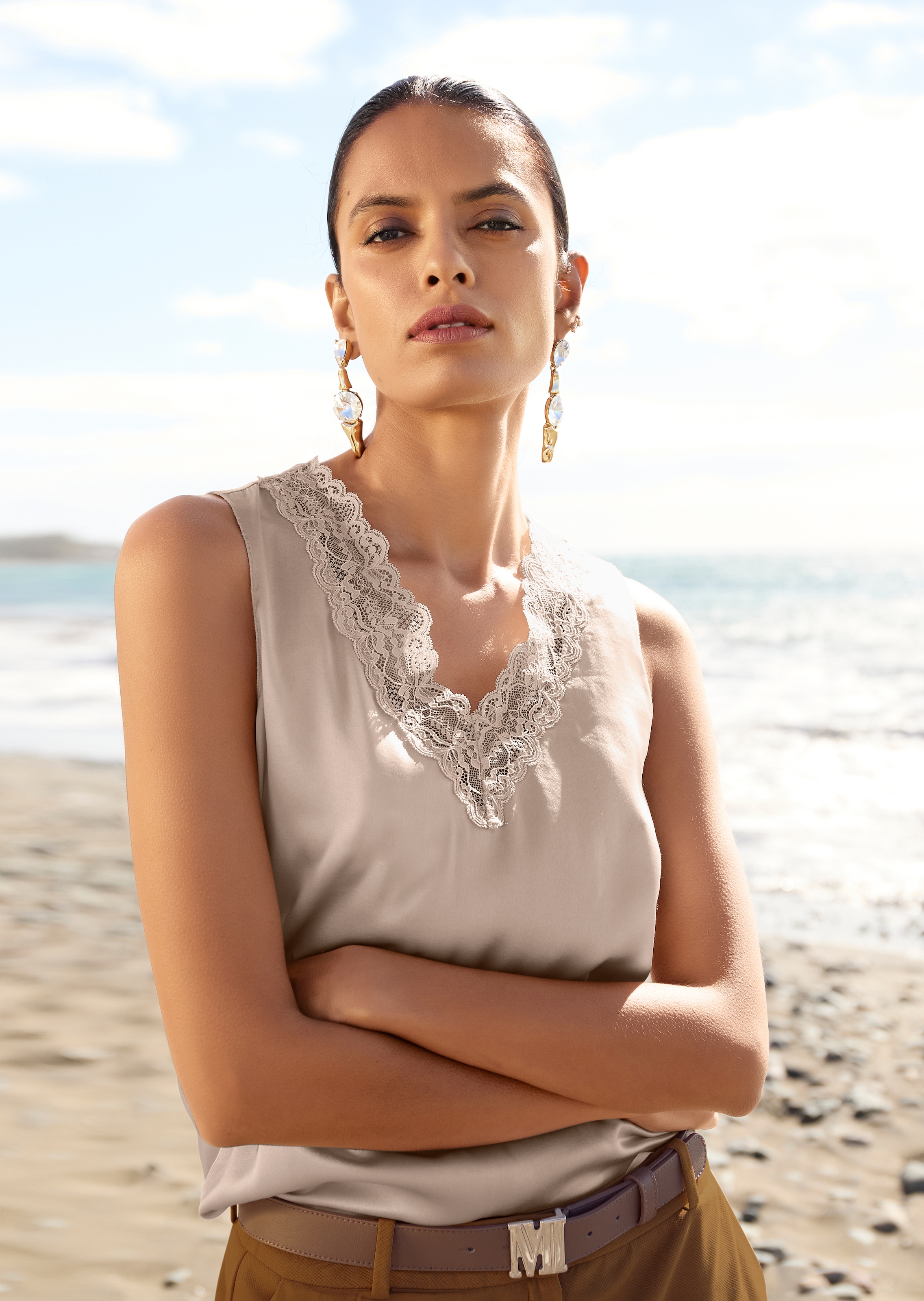 Lingerie-Top mit V-Ausschnitt und edler Spitze