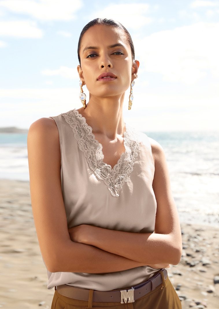 Lingerie-Top mit V-Ausschnitt und edler Spitze