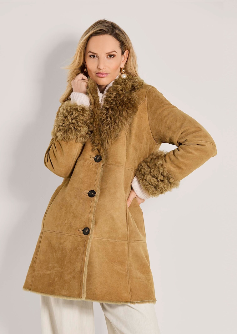 Mantel aus naturgewachsenem Lammfell