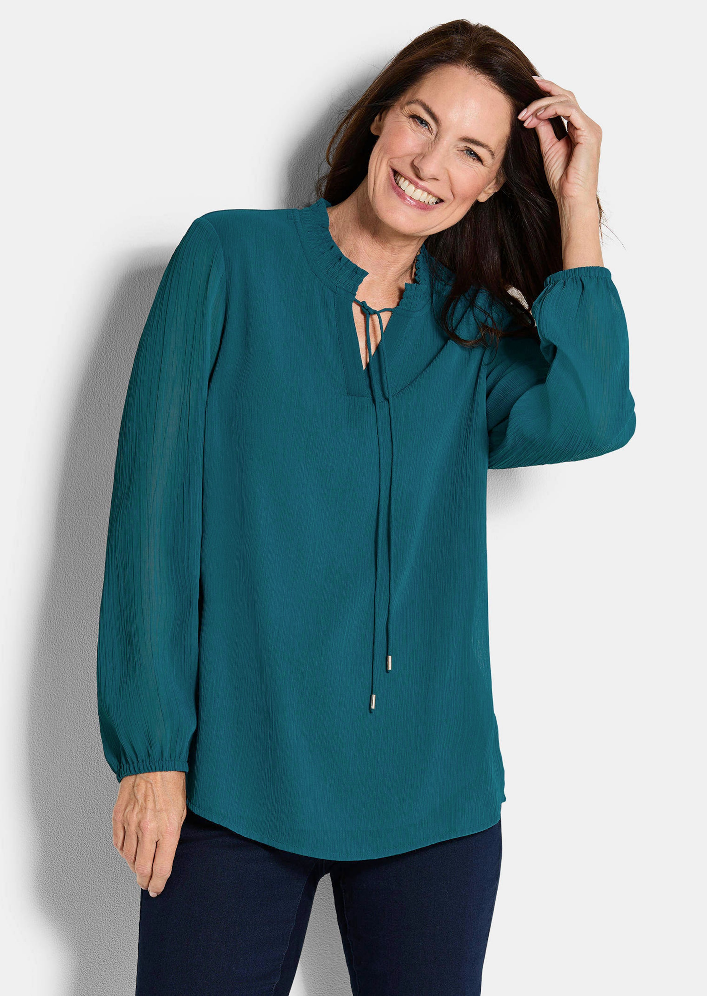 Chiffonbluse mit femininem Ausschnitt
