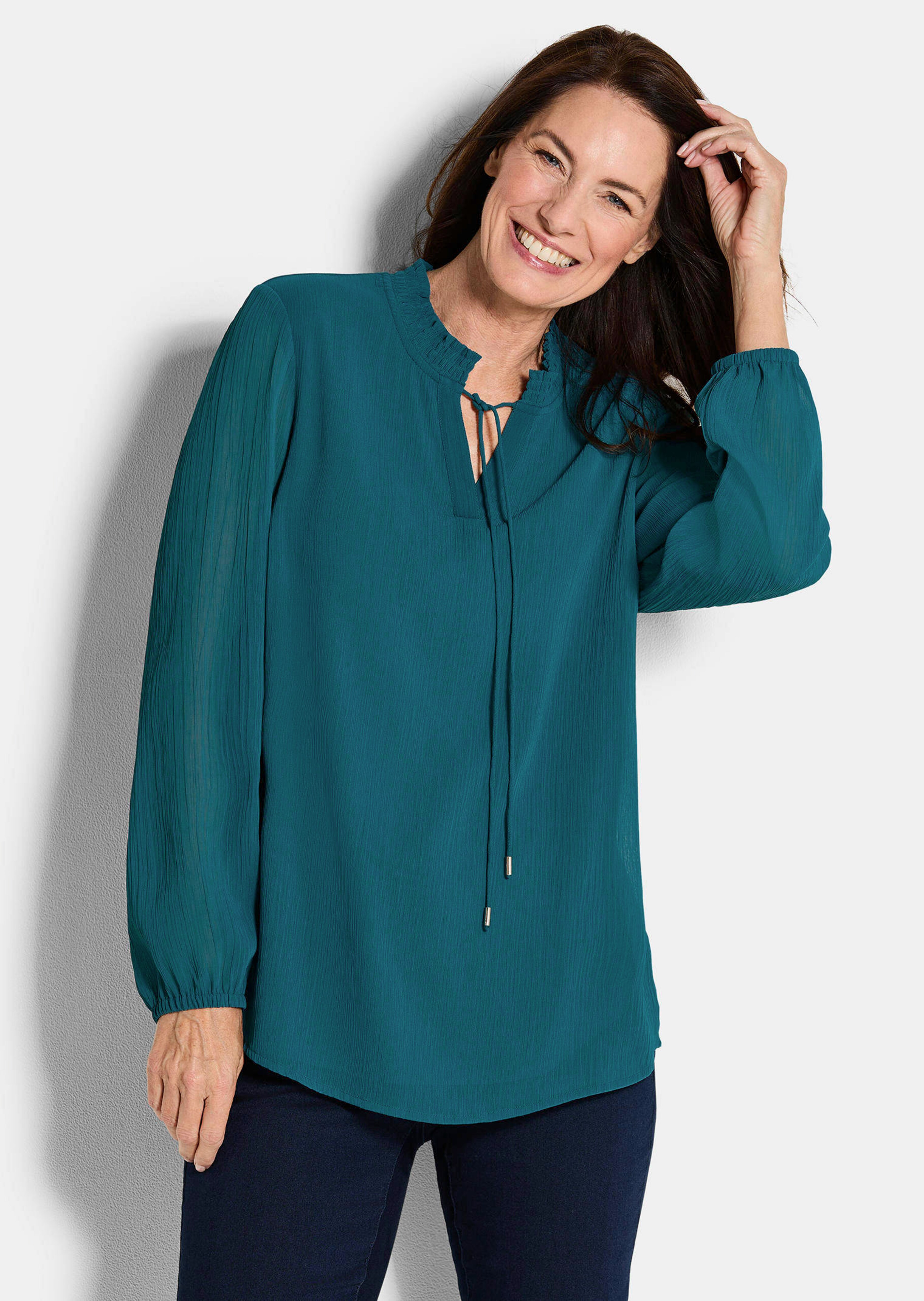 Chiffonbluse mit femininem Ausschnitt