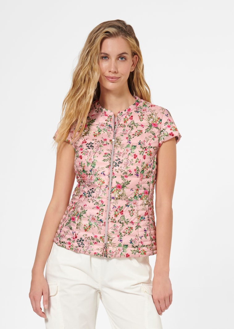 Lightweight quilted waistcoat with floral print and short sleeves