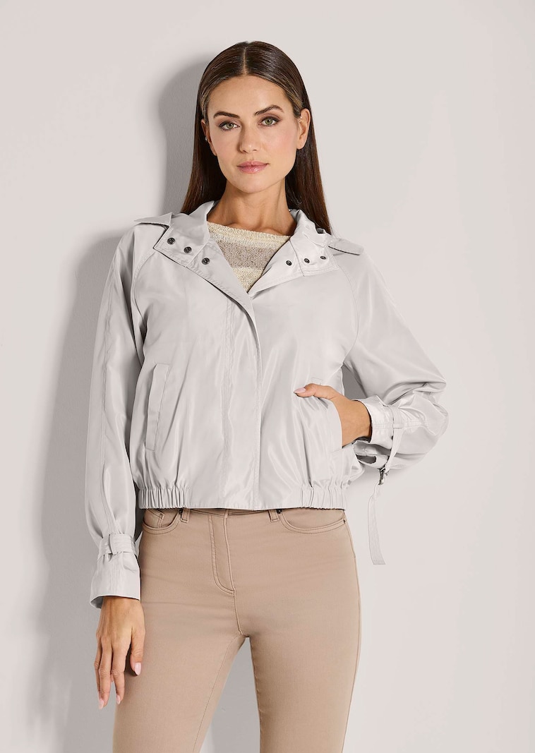 Kurze Jacke mit Kapuze