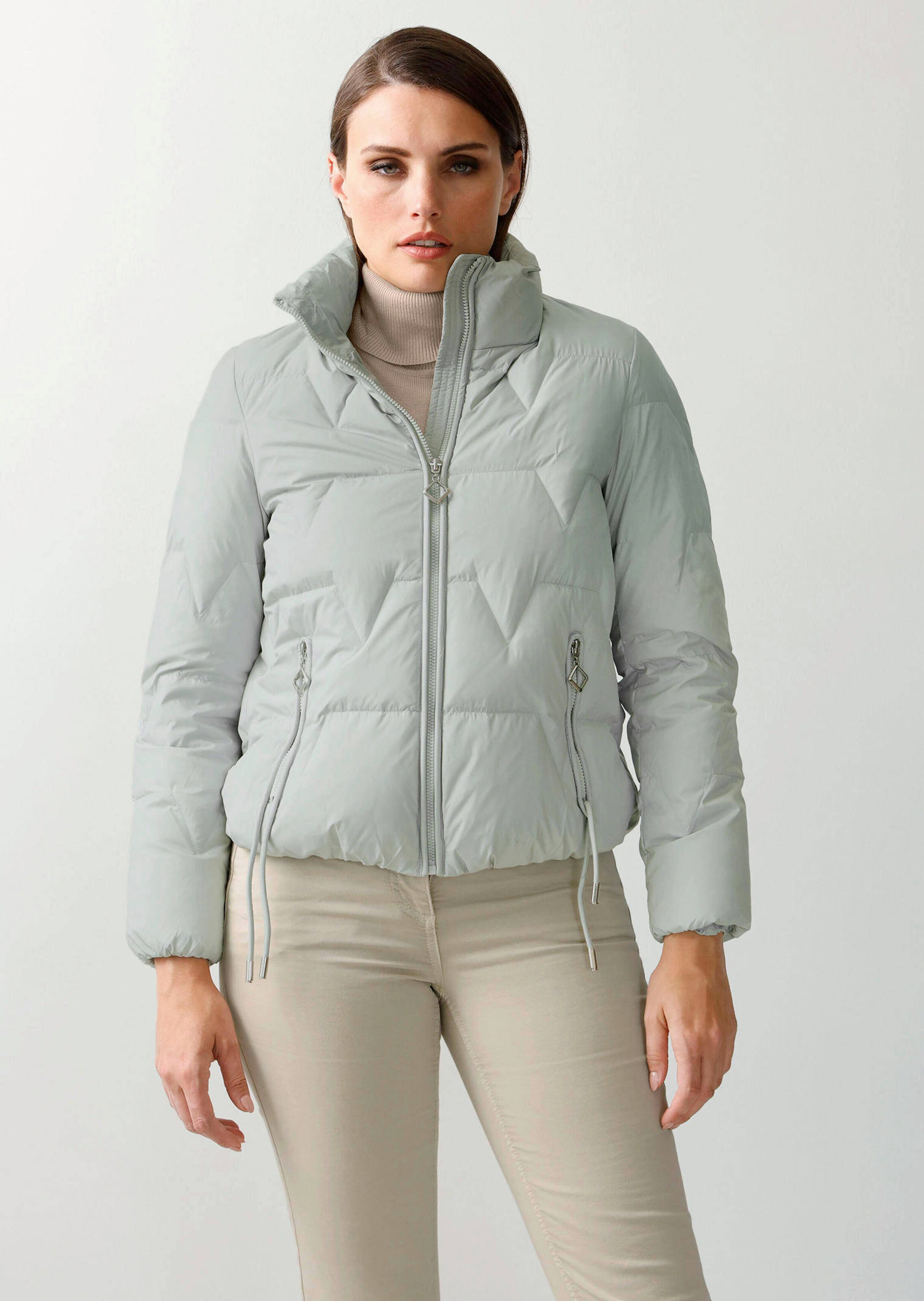 Kurze Daunensteppjacke mit Zierbändern