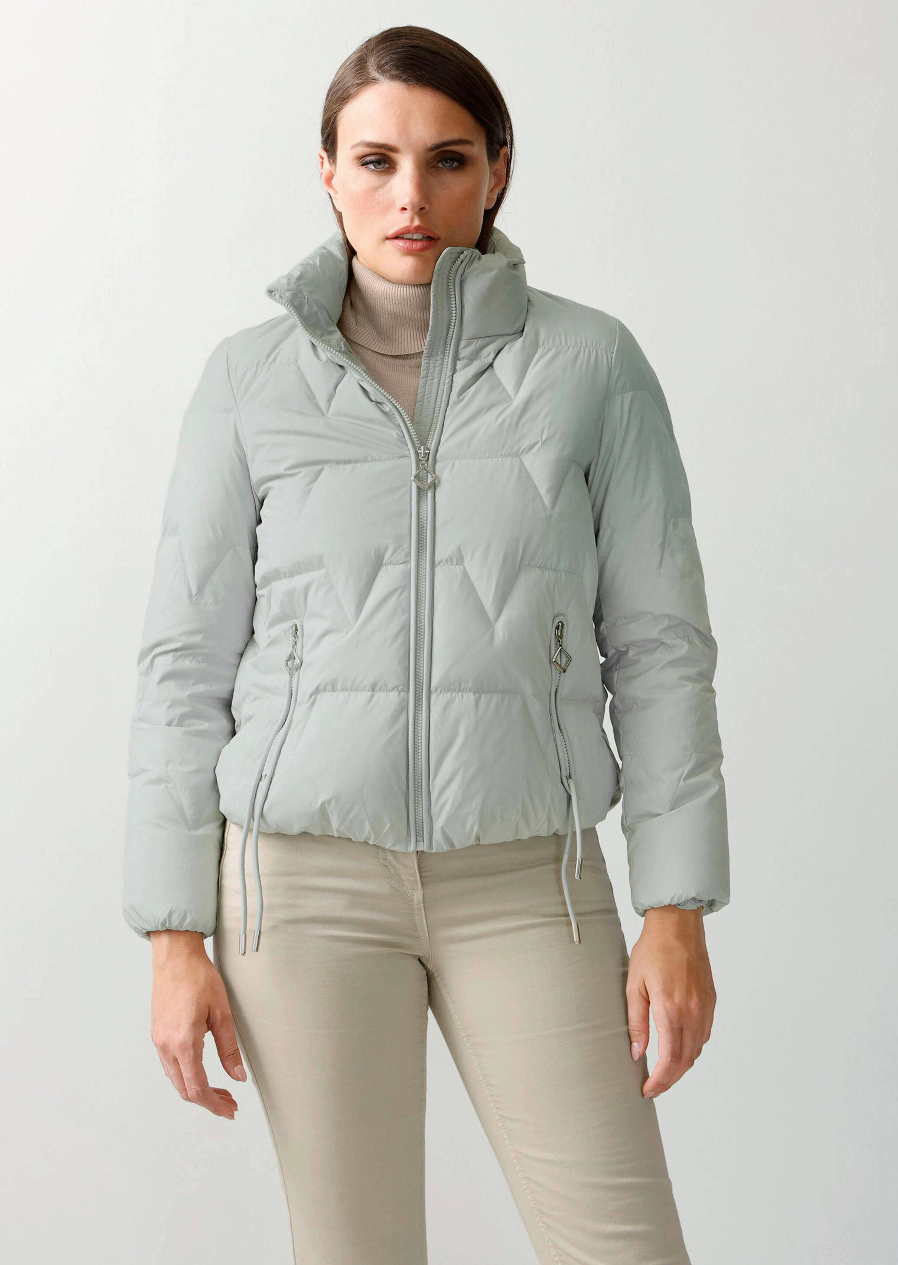 Kurze Daunensteppjacke mit Zierbändern