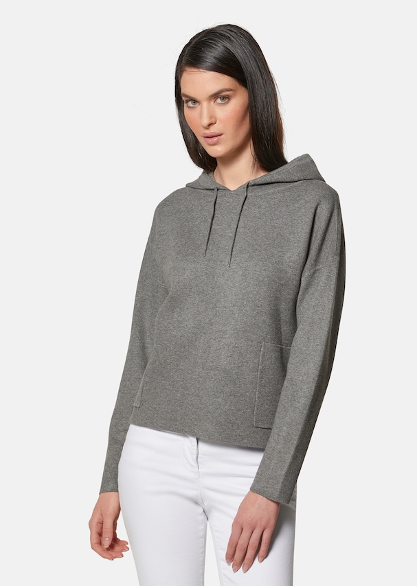 Hooded jumper with pockets