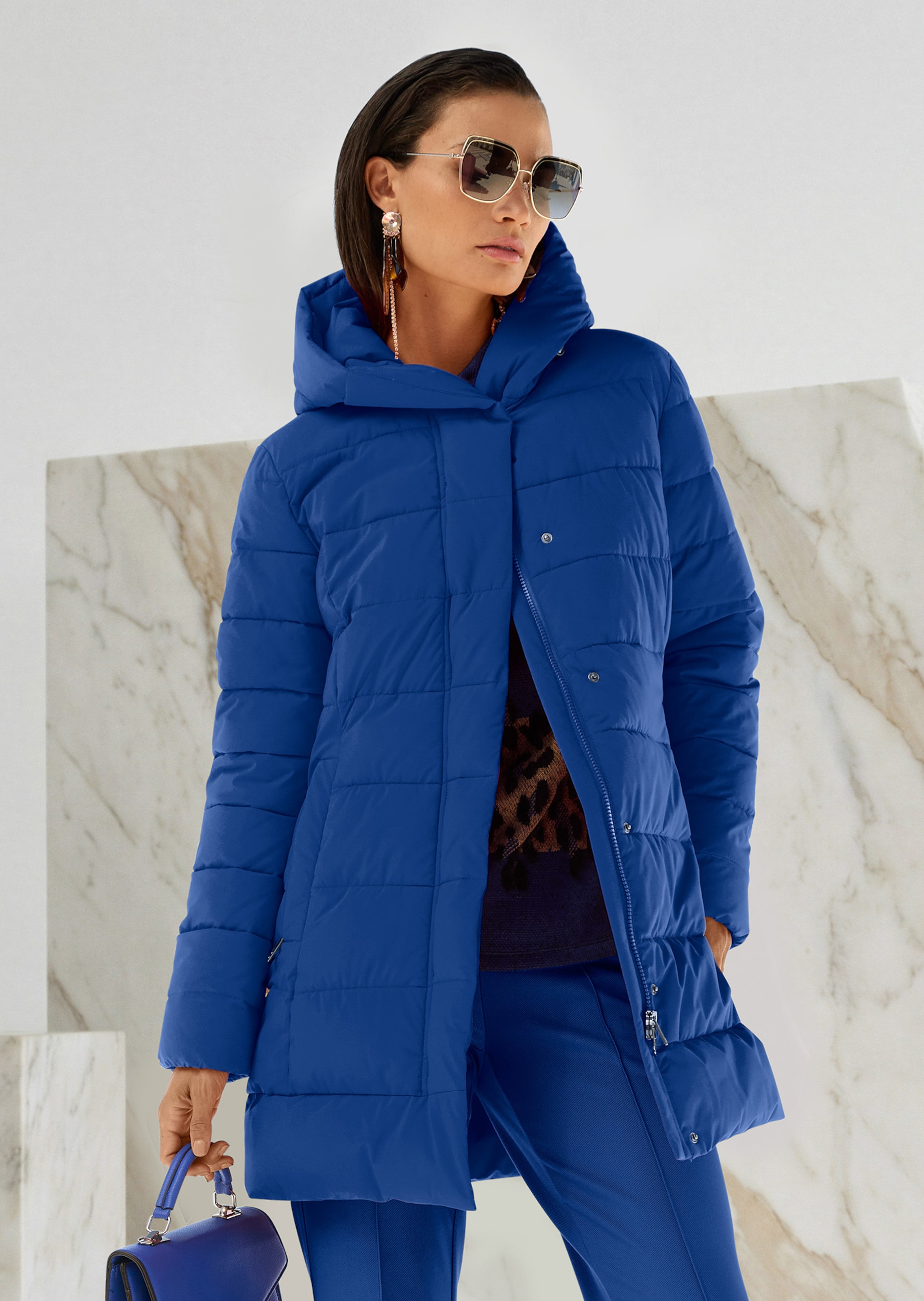 Lange Steppjacke mit Kapuze