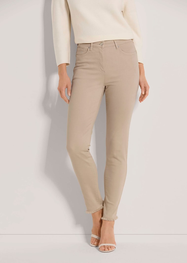 Jeans mit feinem Fransensaum