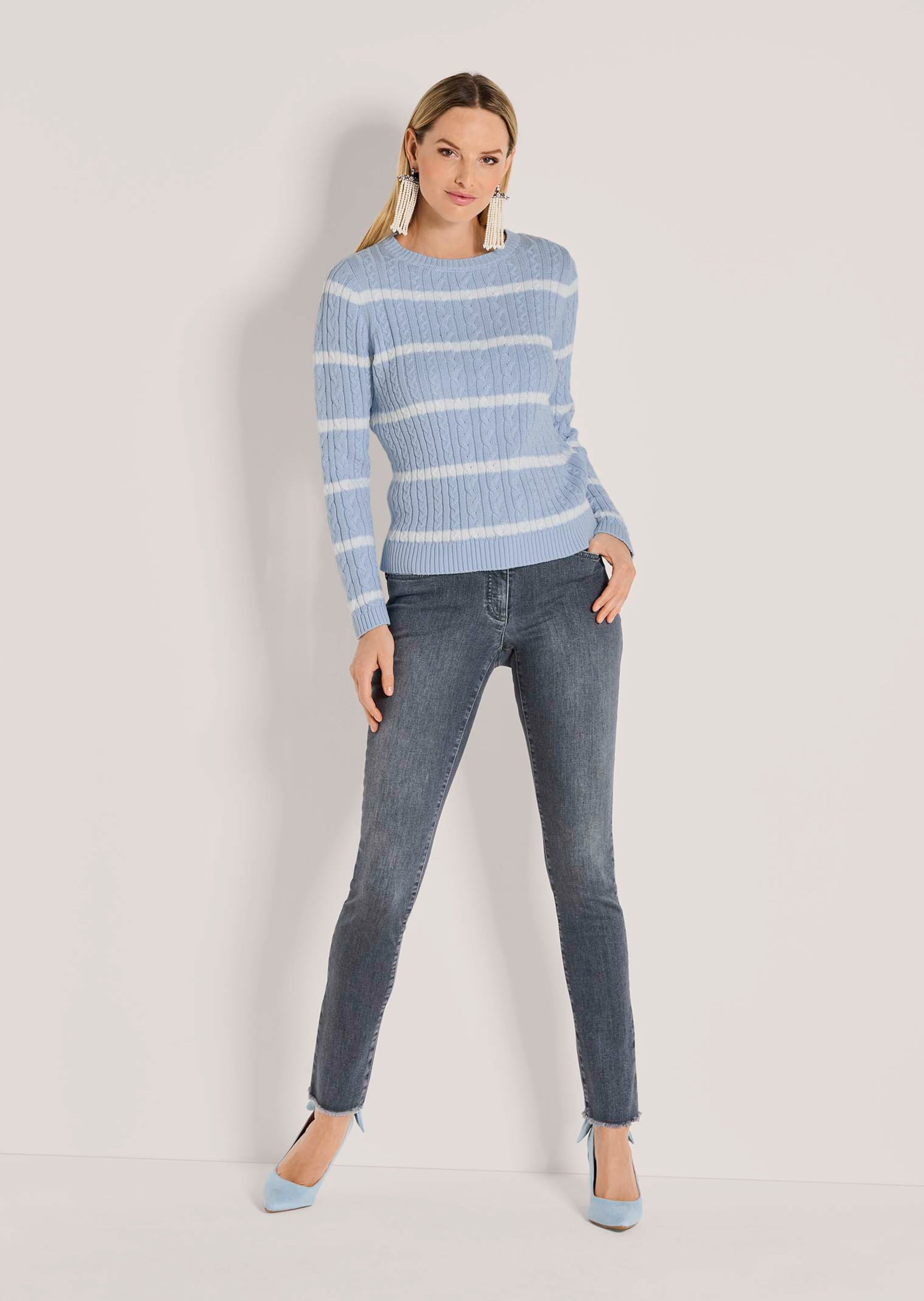 Strickpullover mit Zopfmuster