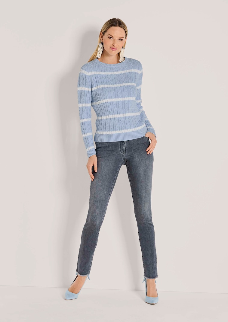 Strickpullover mit Zopfmuster