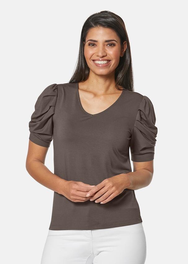 Shirt with shoulder accentuation