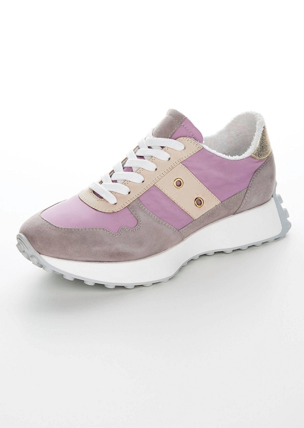 Sneaker mit modernem Materialmix