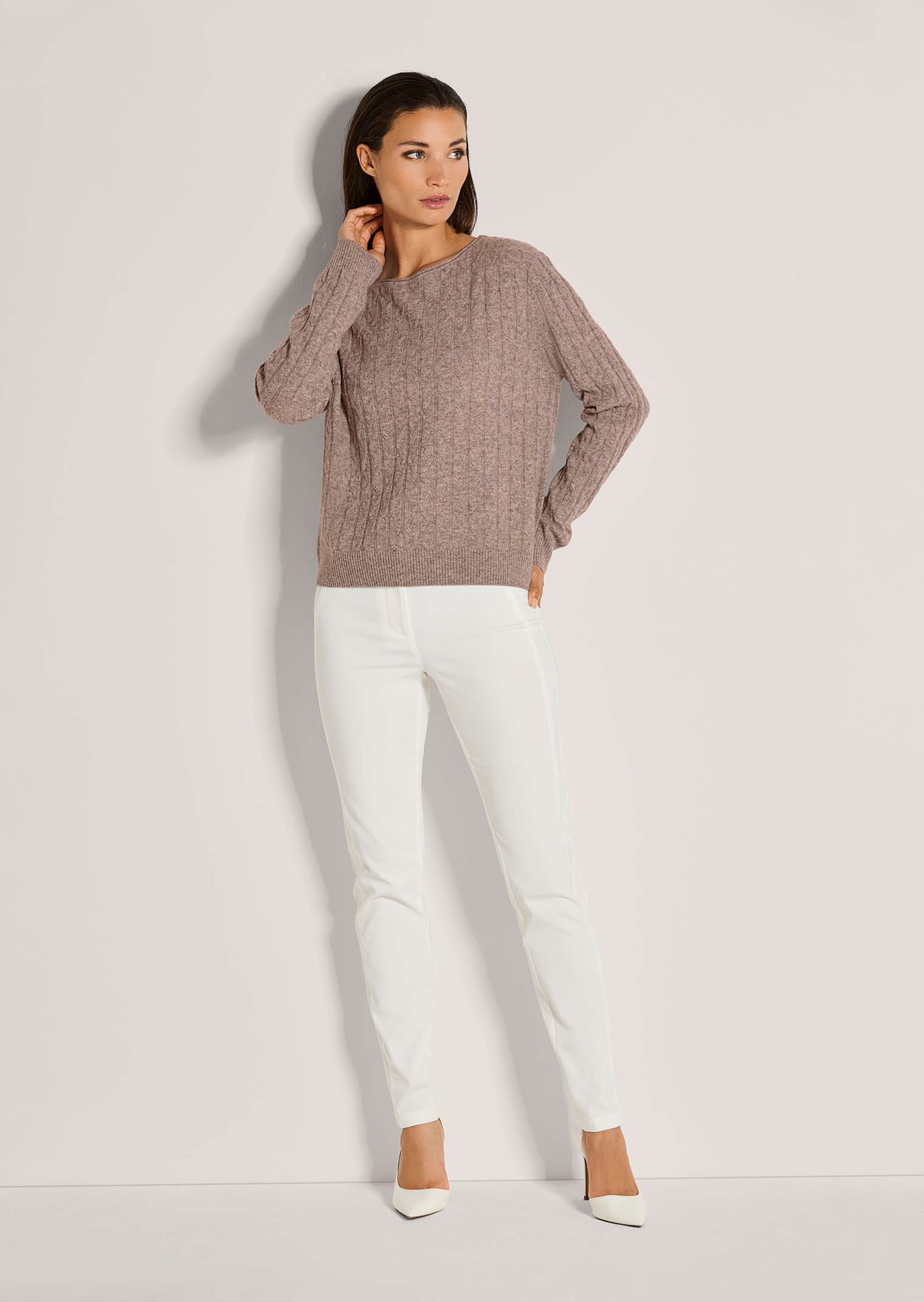 Schurwoll-Pullover mit feinem Zopfmuster