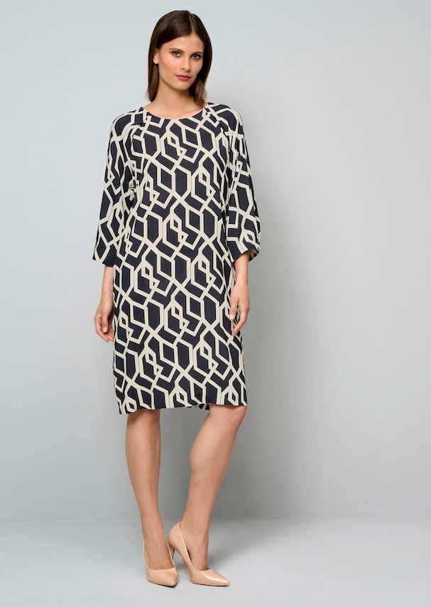 Kleid in grafischem Dessin 1
