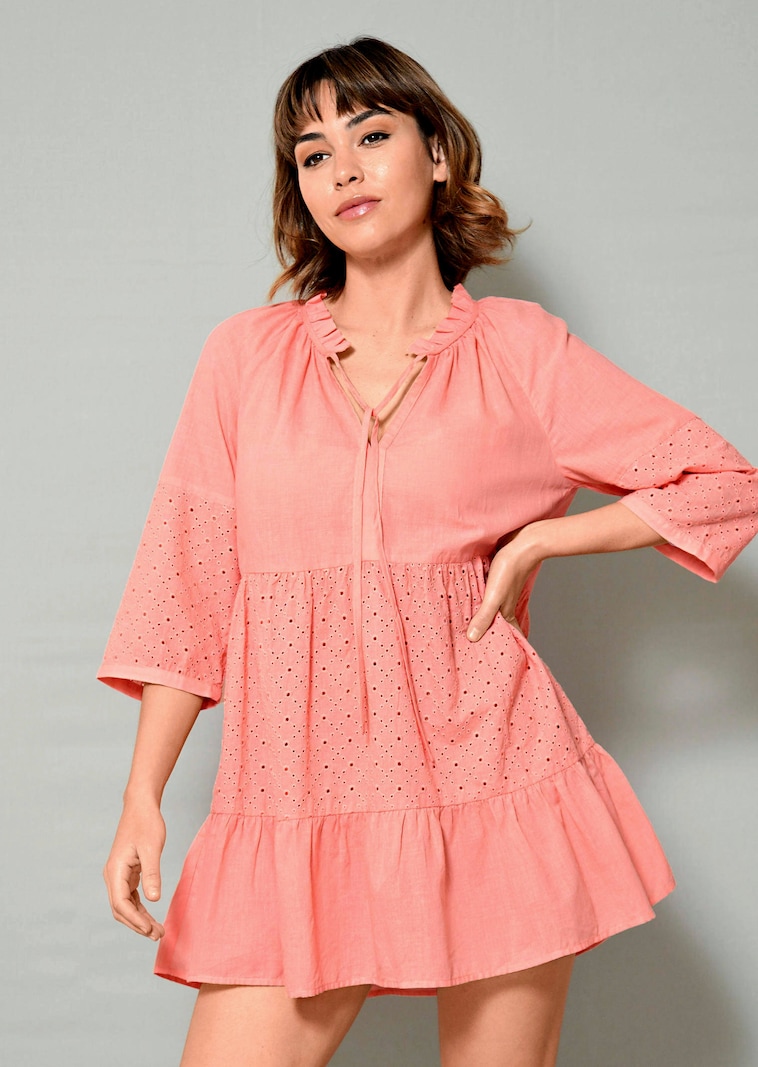 Sommerliche Tunika mit Lochstickerei