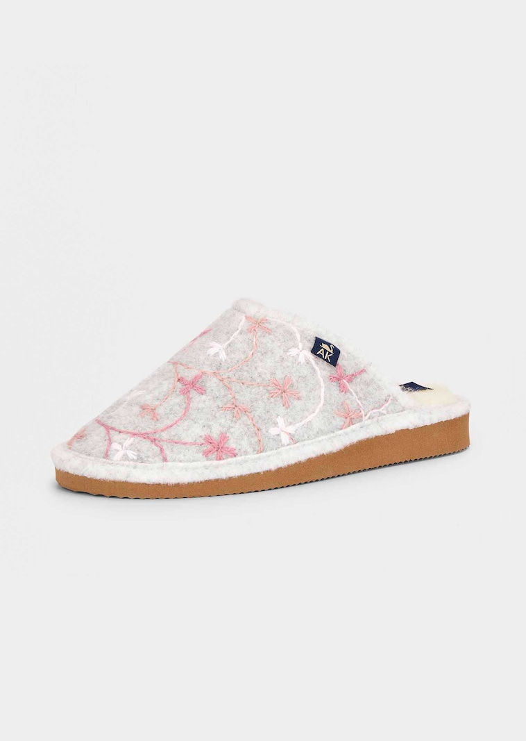 Chaussons en feutre avec broderie florale