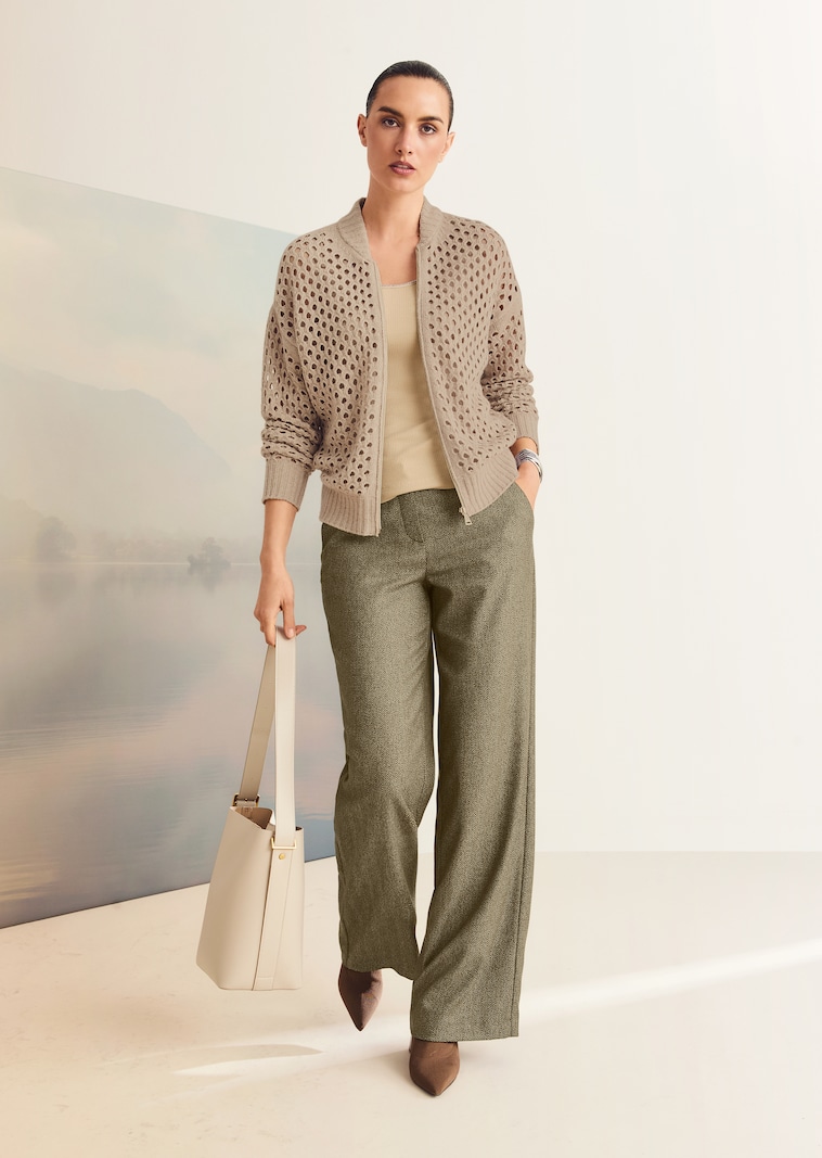 Weiche Strickjacke mit Lochmuster