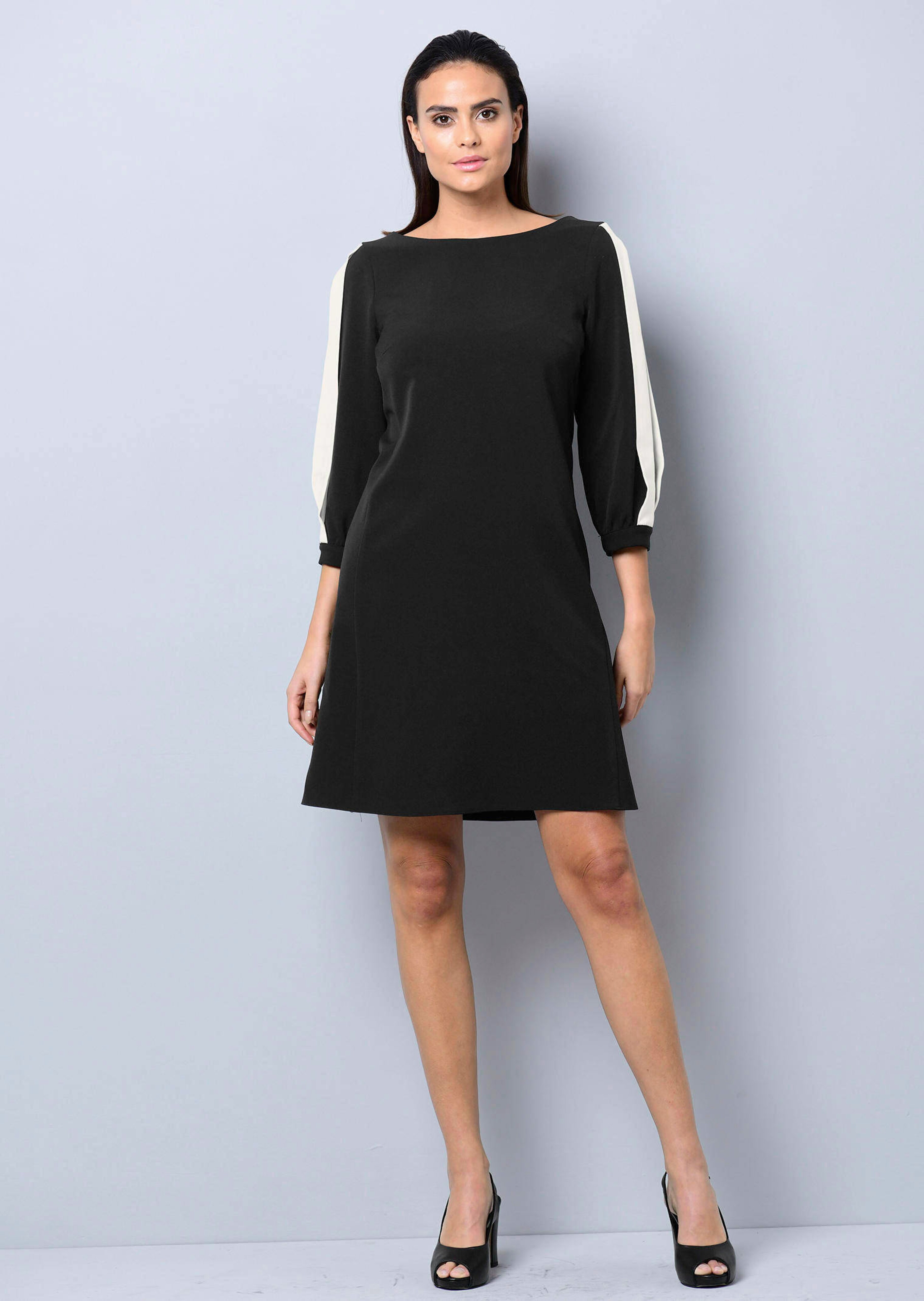 Kleid mit Schlitz am Arm